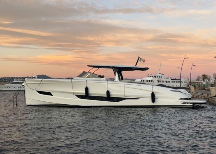 Solaris 60 au port de Saint-Tropez avec les lueurs du couché de soleil sur les nuages roses.