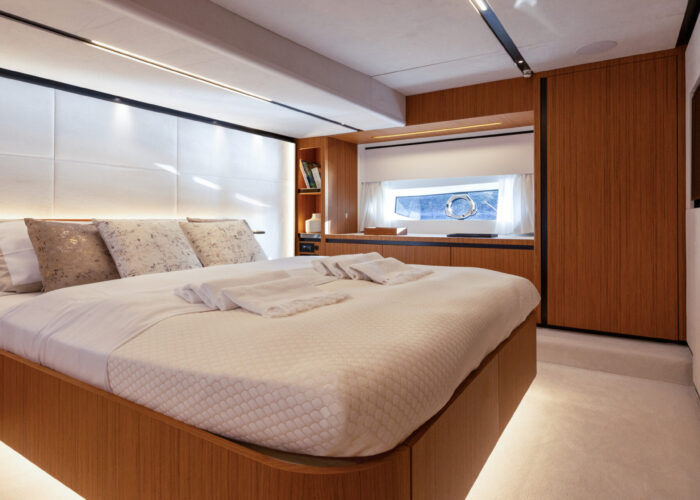 Chambre master du bateau solaris 60.