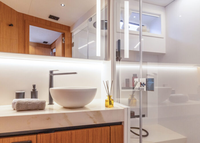 Salle de bain intérieur du solaris 60 avec lavabo et douche